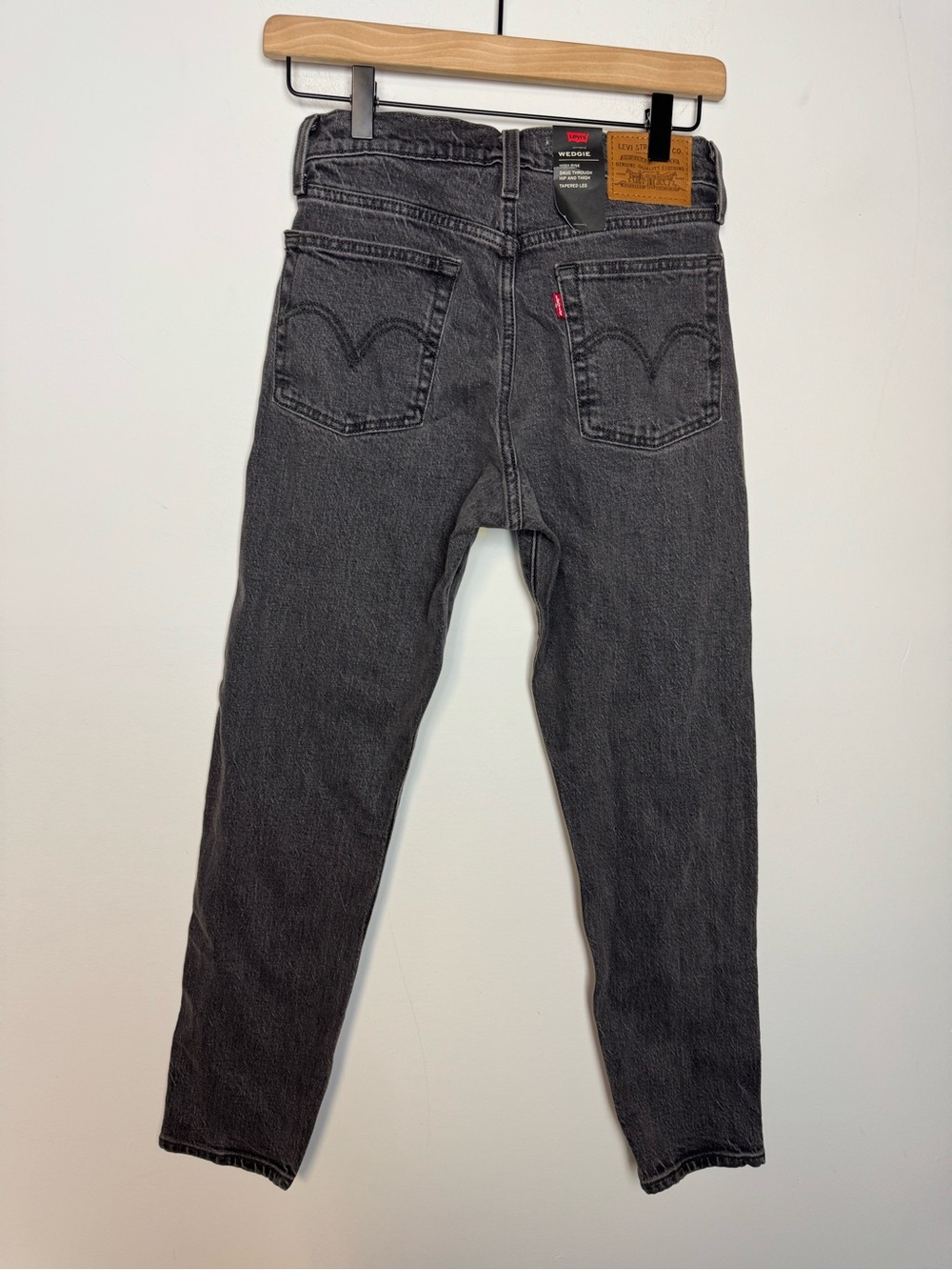 NWT Levi’s Wedgie Tapered Leg Jeans Washed Black 25 - Picture 3 of 10